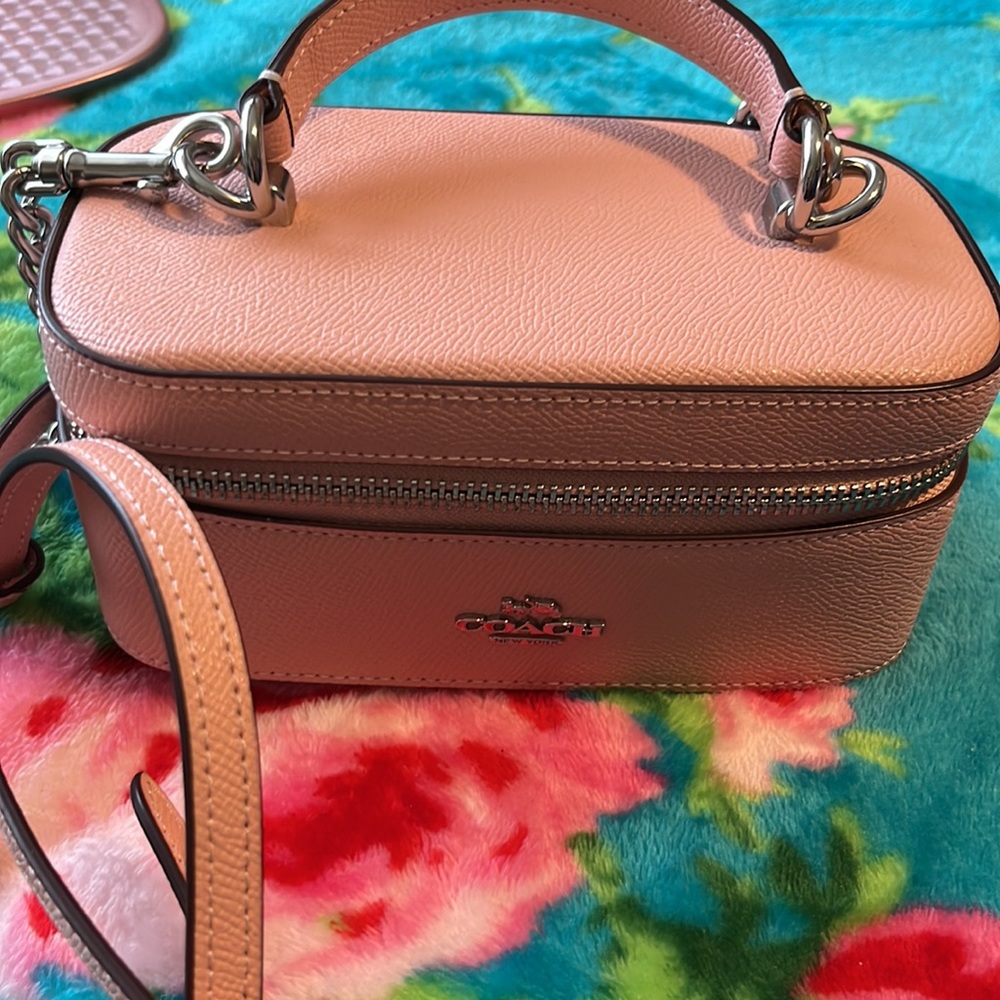 🌺🌸🌷💗Authentic Coach Mini Pink Train Case/ Crossbody with adjustable strap.